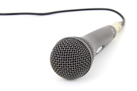 micro, fermer, objet, l'audio, bruyant, discours, La technologie, périphérique d'entrée, microphone, la communication, équipement, la musique, culture artistique et divertissement, objet unique, coupé, bruit, équipement audio, matériel d'enregistrement sonore, à l'intérieur, fond blanc, personne, performance, macro, prise de vue en studio, métal, équipement électrique, électronique audio, communications globales, 2K, CC0, domaine public, libre de droits
