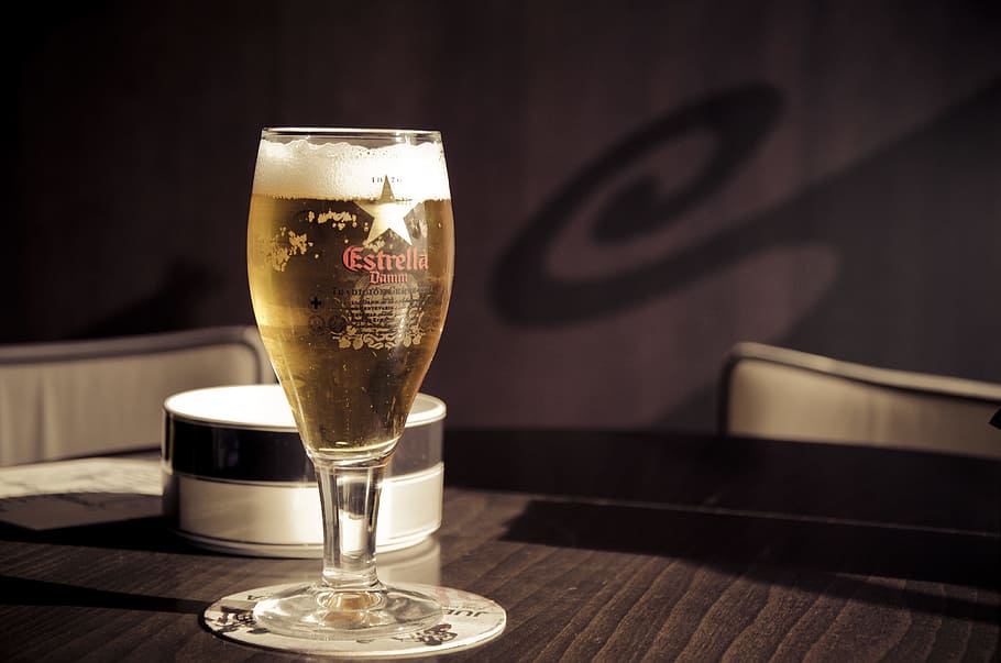 beure, begudes, cervesa, ocasió, fred, barra, cendrer, taula, vidre, llum, ombra, refresc, menjar i beguda, copa, equipament per a la llar, alcohol, natura morta, a l'interior, vidre - material, cap gent, material de fusta, frescor, negocis, got de cervesa, centrar-se en primer pla, primer pla, cervesa - alcohol, restaurant, luxe, 4K
