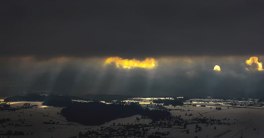 skyer om natten, Sky, sollys, solstråle, sol, åbning, mørk, vand, Skov, lysstråler, lyse, landskab, natur, træ, solnedgang, himmel, lit, oplyse, landsby, by, igennem, arkitektur, bybilledet, bygget struktur, bygning udvendig, ingen mennesker, sky - himmel, bygning, høj vinkel visning, nat, luftfoto, boligområde, skønhed i naturen, scenics - natur, belyst, udendørs, 4K