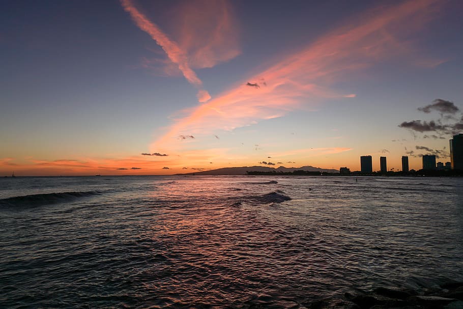 Sonnenuntergang, Himmel, Ozean, Welle, Surfen, Palme, Bäume, Wolke, Wolken, rot, Blau, dunkel, Hawaii, Honolulu, oahu, Strand, Wellen, magische Insel, Wasser, Meer, Schönheit in der Natur, Szenen - Natur, orange Farbe, Ufergegend, die Architektur, ruhige Szene, wolke - himmel, keine Leute, Gebäudehülle, Ruhe, Natur, gebaute Struktur, Stadt, idyllisch, Horizont, draußen, Wolkenkratzer, 5K