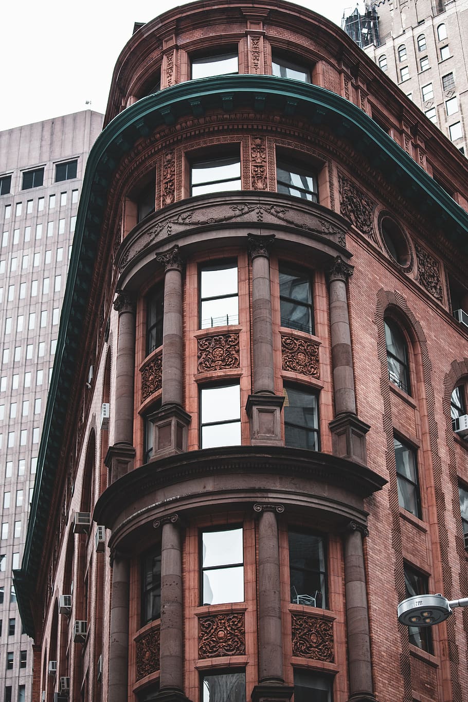 edificio marrone, costruzione, architettura, Torre, edificio per uffici, finestra, urbano, cittadina, città, New York City, nyc, New York, alto aumento, cupola, Torre dell'orologio, ruota, macchina, mattone, metropoli, ha parlato, lucernario, esterno dell'edificio, Inquadratura dal basso, struttura costruita, nessuno, giorno, arco, cielo, all'aperto, vetro - materiale, natura, storia, ufficio, il passato, vecchio, quartiere residenziale, 5K