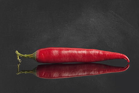 peperoni, verdure, rosso, acuto, cibo, ardente, nitidezza, Spezia, lavagna, verdura, cibo e bevande, girato in studio, freschezza, Pepe, benessere, in casa, mangiare sano, sfondo nero, gruppo di oggetti, biologico, peperoncino, copia spazio, nessuno, natura morta, colore verde, pepe - vegetale, peperoncino rosso, peperoncino Jalapeno, maturo, 5K, CC0, dominio pubblico, privo di copyright
