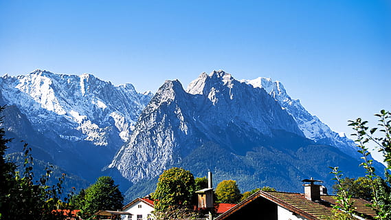 grattacielo, montagne, blu, cielo, altitudine, freddo, luce del giorno, giorno, congelato, alto, case, ghiaccio, paesaggio, vette, natura, all'aperto, panoramico, la neve, vertice, alberi, montagna, esterno dell'edificio, architettura, catena montuosa, costruzione, struttura costruita, scenics - natura, cielo sereno, Casa, bellezza nella natura, montagna innevata, nessuno, ambiente, temperatura fredda, inverno, picco di montagna, 4K, CC0, dominio pubblico, privo di copyright