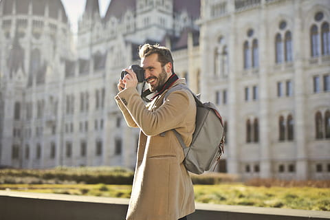 hombre, participación, capturando, imagenes, alrededor, arquitectura, mochila, edificio, cámara, casual, ciudad, capa, luz, tiempo de día, digital, ojo, Moda, jardín, hierba, manos, hermoso, punto de referencia, paisaje, persona, fotógrafo, fotografía, escénico, sonriente, calle, estilo, tomando foto, turismo, urbano, vestir, blanco, en pie, tecnología, hombres, adulto, vista lateral, temas de fotografia, adulto medio, amor, gente, emoción, cintura para arriba, viaje, unión, emoción positiva, dos personas, pareja - relación, tecnología inalámbrica, al aire libre, 5K, CC0, dominio público, libre de derechos