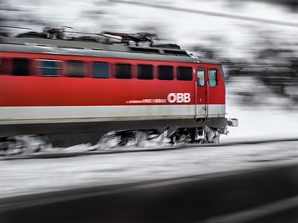 fotografia timelapse, rosso, treno, sfocatura, freddo, guida, motore, locomotiva, trasporto pubblico, traffico ferroviario, ferrovia, binari della ferrovia, linea ferroviaria, linee ferroviarie, strada, la neve, nevoso, velocità, stazione, lasso di tempo, mezzi di trasporto, sistema di trasporto, veicolo, inverno, movimento sfocato, movimento, modo di trasporto, trasporto ferroviario, in movimento, treno - veicolo, città, viaggio, veicolo terrestre, traccia, architettura, autobus a due piani, all'aperto, in partenza, 4K, CC0, dominio pubblico, privo di copyright