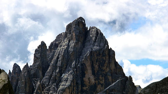 serralada grisa, penya-segat, naturalesa, a l'aire lliure, muntanya, pendent, pic, Serra, mesa, promontori, oceà, aigua, Costa, mar, línia de costa, gel, paisatge, altiplà, neu, rock, glacera, núvol - cel, cel, formació de roca, geologia, sòlid, vista d’angle baix, bellesa a la natura, rock - object, tranquil·litat, escenics - natura, dia, escena tranquil·la, geografia física, formació, Muntanyes rocoses, cap gent, cim de muntanya, erosionat, alt, 5K, CC0, domini públic, lliure de regalies