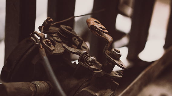 alt, Auto, Motor, Oxid, staubig, grunge, stehlen, Metall, Schraube, Frühling, Stahlkabel, Nahansicht, keine Leute, drinnen, selektiver Fokus, Waffe, Gewehr, Kunst, Kultur und Unterhaltung, Fokus auf den Vordergrund, Aggression, Politik, Pistole, schwarze Farbe, Stillleben, Gewalt, Musikinstrument, Sport, Kommunikation, Transport, 4K, CC0, gemeinfrei, lizenzfrei