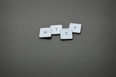 http, teclado, llave, botón, tecnología, texto, tipo, palabra, Internet, comunicación, mensaje, carta, personaje, el plastico, botones, digital, adentro, nadie, foto de estudio, naturaleza muerta, gris, vista de alto ángulo, fondo gris, de cerca, copia espacio, mesa, conexión, juegos de ocio, separar, el color blanco, grupo de objetos, relajación, lado a lado, 5K, CC0, dominio público, libre de derechos
