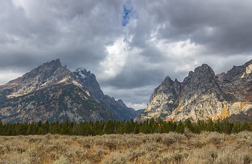gris, muntanya, ennuvolat, núvols, naturalesa, Serra, cresta, a l'aire lliure, Estats Units, grand teton, pic, herba, flora, planta, Conca, núvol - cel, cel, medi ambient, escenics - natura, paisatge, bellesa a la natura, terra, cap gent, cim de muntanya, desert, dia, escena tranquil·la, viatjar, formació, 5K, CC0, domini públic, lliure de regalies
