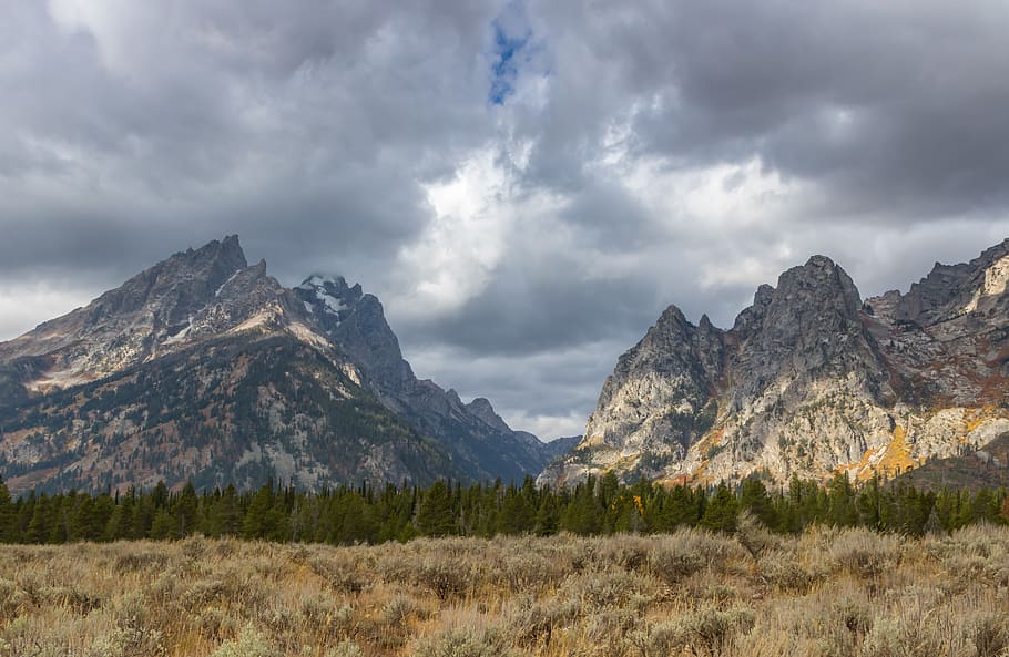 gris, muntanya, ennuvolat, núvols, naturalesa, Serra, cresta, a l'aire lliure, Estats Units, grand teton, pic, herba, flora, planta, Conca, núvol - cel, cel, medi ambient, escenics - natura, paisatge, bellesa a la natura, terra, cap gent, cim de muntanya, desert, dia, escena tranquil·la, viatjar, formació, 5K