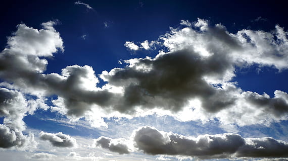 hvide skyer, blå himmel, uklarhed, skyer, cloudscape, dagslys, dramatisk, natur, himmel, sky - himmel, blå, miljø, skønhed i naturen, dramatisk himmel, vind, baggrunde, scenics - natur, atmosfære, overskyet, humørlig himmel, sollys, hvid farve, fluffy, ingen mennesker, meteorologi, udendørs, sol, frihed, klima, lyse, 4K, CC0, offentligt domæne, royaltyfrie