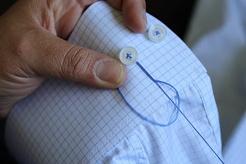 cosir, botó, botons, moda, disseny, material, artesanies, roba, agulla, cable, punt, cables, tèxtil, mà humana, part del cos humà, mà, una persona, primer pla, part del cos, dit, celebració, a l'interior, dit humà, adult, un animal, homes, dia, fauna animal, centrar-se en primer pla, extremitat humana, cura, 5K, CC0, domini públic, lliure de regalies