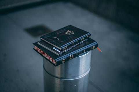 tre sorte bøger, bogstabel, bøger, tæt på, beholder, indendørs, stål metal, teknologi, ingen mennesker, fokus på forgrunden, kamera - fotografisk udstyr, fotografering temaer, metal, enkelt objekt, stilleben, retro stylet, dag, kamera, udstyr, objektiv - optisk instrument, høj vinkel visning, fotografisk udstyr, meddelelse, digitalt kamera, 5K, CC0, offentligt domæne, royaltyfrie