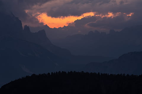 paisatge de muntanya, muntanya, cel, cloudscape, tempesta, posta de sol, sortida del sol, arbre, bosc, a l'aire lliure, naturalesa, cortina, collir, núvol, capa, Itàlia, veneto, paisatge, xt2, fujifilm, escenics, cim de muntanya, Serra, turó, bellesa a la natura, alba, sortida del sol - alba, boira, viatjar, al matí, núvol - cel, vespre, asia, vall, estiu, silueta, escena tranquil·la, fons, cresta de muntanya, rock - object, blau, escena rural, llum solar, llum - fenomen natural, cap gent, sol, 5K, CC0, domini públic, lliure de regalies