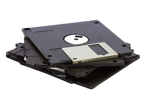 cuatro, negro, flexible, discos, blanco, superficie, datos, disco, disco flexible, oficina, salvar, almacenamiento, tecnología, vendimia, separar, Fondo blanco, foto de estudio, de color negro, naturaleza muerta, adentro, solo objeto, computadora, equipo, comunicación, portabilidad, nadie, tecnología inalámbrica, seguridad, equipo de computadora, temas de fotografia, de cerca, medio de información, 5K, CC0, dominio público, libre de derechos