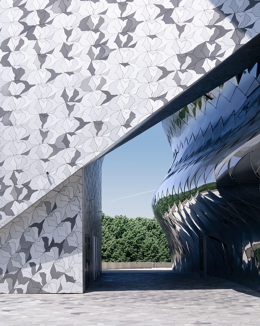 edifici pintat de gris, arquitectura, estructura construïda, dia, exterior de l'edifici, cap gent, patró, naturalesa, llum solar, cel, funció de construcció de parets, edifici, vidre - material, planta, a l'aire lliure, finestra, cel clar, arbre, ombra, paret, columna arquitectònica, 4K