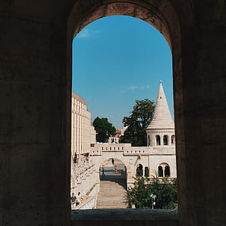 cel, naturalesa, edifici, blau, netejar, arquitectura, estructura construïda, arc, exterior de l'edifici, història, el passat, dia, planta, religió, arbre, lloc de culte, viatjar, destinacions de viatge, cel clar, cap gent, espiritualitat, creença, a l'aire lliure, columna arquitectònica, arquejat, pati, 1080P, CC0, domini públic, lliure de regalies
