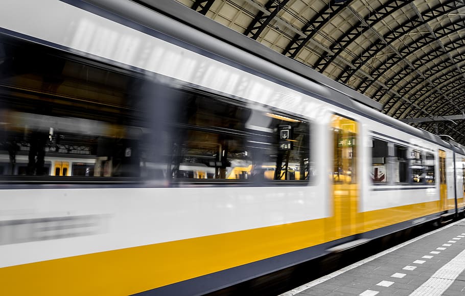 station, tog, tom, hollandske, amsterdam, hdr, jernbane, rejse, platform, transportere, by-, undergrundsbane, metro, transit, by, hastighed, hurtig, offentlig transport, jernbanetransport, tog - køretøj, transportmidler, transportform, jernbanestation platform, jernbanestation, sløret bevægelse, bevægelse, metrostationen, arkitektur, passagertog, indendørs, ingen mennesker, spore, ankomst, forlader, 5K
