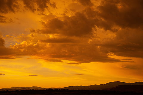 solnedgang, overskyet, himmel, baggrundsbelyst, skyer, daggry, dramatisk, skumring, aften, guld, gylden time, gyldne solnedgang, landskab, lys, natur, udendørs, silhuet, sommer, sol, rejse, vand, sky - himmel, skønhed i naturen, scenics - natur, miljø, dramatisk himmel, bjerg, orange farve, gul, ingen mennesker, ærefrygt, cloudscape, idyllisk, majestætisk, sollys, bjergkæde, mørk, 5K, CC0, offentligt domæne, royaltyfrie