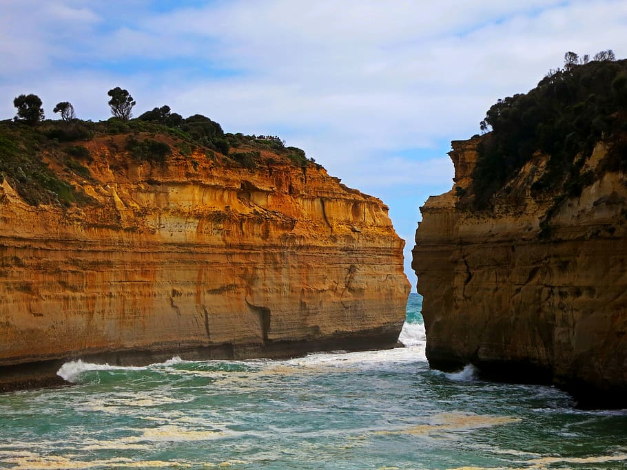 due scogliere marroni, scogliera, mare, all'aperto, oceano, roccia, scogliere, canyon, vacanza, arancia, acqua, sedimento, litorale, costa, isola, Paradiso, pietra, paesaggio, natura, blu, bellezza nella natura, scenics - natura, roccia - oggetto, cielo, formazione rocciosa, solido, la tranquillità, nessuno, giorno, movimento, scena tranquilla, idilliaco, scena non urbana, nuvola - cielo, acqua corrente, eroso, formazione, 4K