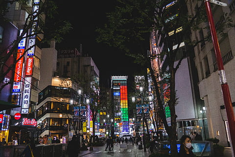 città durante la notte, centro, urbano, cittadina, città, costruzione, umano, persona, pedone, architettura, metropoli, strada, Giappone, Shinjuku, tokyo, asfalto, piazza cittadina, plaza, edificio per uffici, interior design, esterno dell'edificio, struttura costruita, illuminato, albero, gruppo di persone, pianta, notte, grande gruppo di persone, persone accessorie, folla, natura, persone reali, stili di vita, all'aperto, mezzi di trasporto, testo, edificio per uffici esterno, 5K, CC0, dominio pubblico, privo di copyright