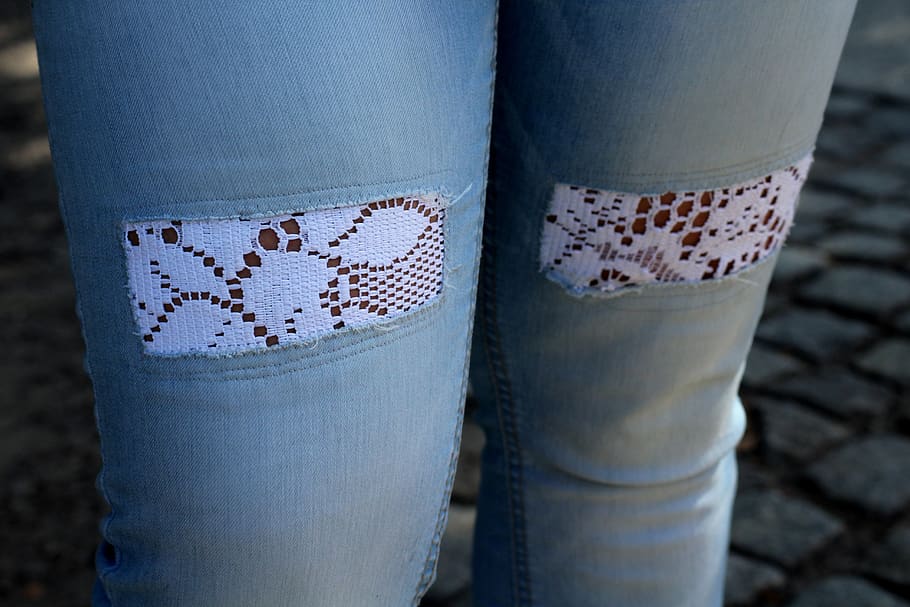 texans, pantalons, roba, elements decoratius, puntes, moda, estil, web, material, patró, retro, part del cos humà, cama humana, part del cos, una persona, adult, secció baixa, dones, primer pla, blau, sabata, dia, membre, roba casual, de peu, centrar-se en primer pla, extremitat humana, a l'aire lliure, naturalesa, mitjó, peu humà, 5K