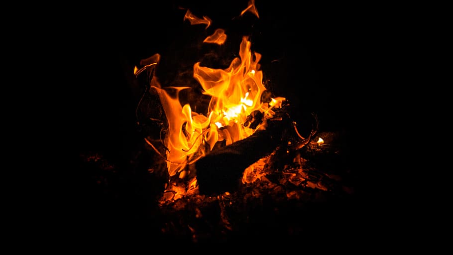 api unggun, api, kayu, berkemah, aktivitas santai, membakar, gelap, hitam, kontras, pembakaran, suhu panas, api - fenomena alam, malam, bahan kayu, warna oranye, latar belakang hitam, gerakan, alam, bersinar, tidak ada orang, merapatkan, kuning, log, gerakan kabur, di luar rumah, neraka, 5K
