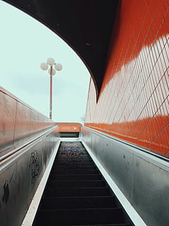 gri lift, balustradă, coridor, Berlin, hammarskjöldpl. 3, Germania, arhitectură, scară, gresie, scară rulantă, portocale, perspectivă, drum, cale, tunel, fereastră, maşină, rampă, construită, direcţie, calea de urmat, trepte și scări, în interior, transport, montare pe perete, nici o persoana, echipamente de iluminat, diminuarea perspectivei, vedere unghiulară joasă, metrou, absență, gol, zi, tavan, ușoară, 2K, CC0, domeniu public, fără drepturi de autor