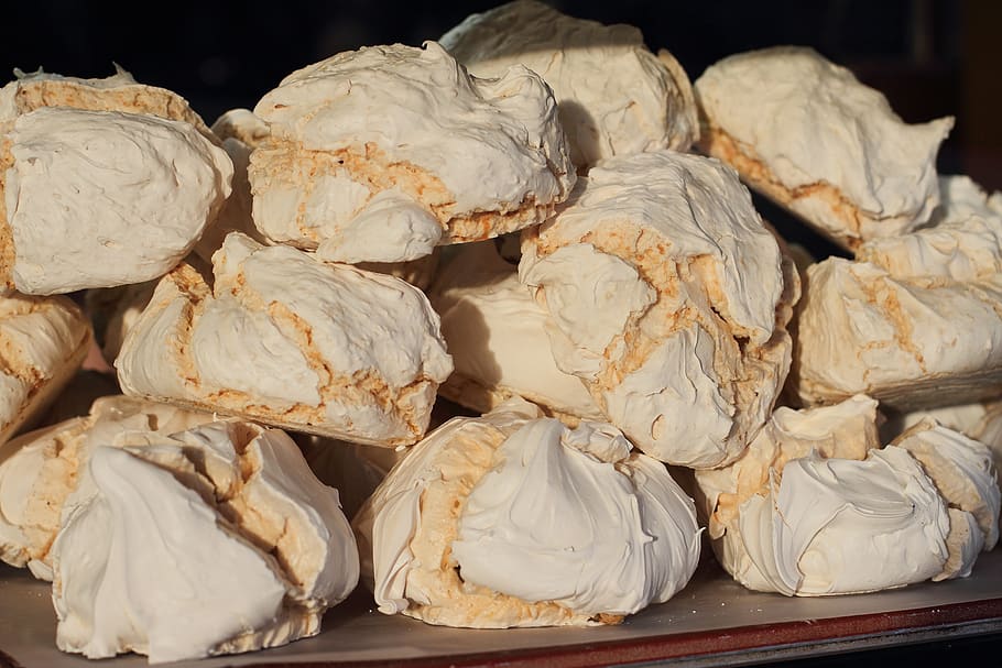 al forn, fleca, pastís, caramels, confecció, pastisseria, cookie, cookies, crema, decoració, delicada, deliciós, postres, francès, fresc, gourmet, casolà, aïllat, merenga, espiral, sucre, dolç, saborós, textura, blanc, menjar i beguda, menjar, natura morta, frescor, gran grup d'objectes, cap gent, a l'interior, abundància, primer pla, benestar, a la venda, alimentació saludable, venda al detall, taula, mercat, llest per menjar, llum solar, indulgència, aliments crus, pila, temptació, 2K