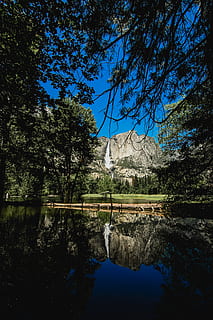 muntanyes blanques, Estats Units, vall de Yosemite, naturalesa, paisatge, cel blau, cascada, bosc, yosemite, reflexió, llac, astronomia, nit, a l'aire lliure, espai exterior, espai, cel estrellat, univers, muntanya, escènic, verd, arbre, aigua, planta, cel, davant del mar, tranquil·litat, dia, arquitectura, bellesa a la natura, cap gent, creixement, escena tranquil·la, estructura construïda, escenics - natura, simetria, blau, 5K, CC0, domini públic, lliure de regalies