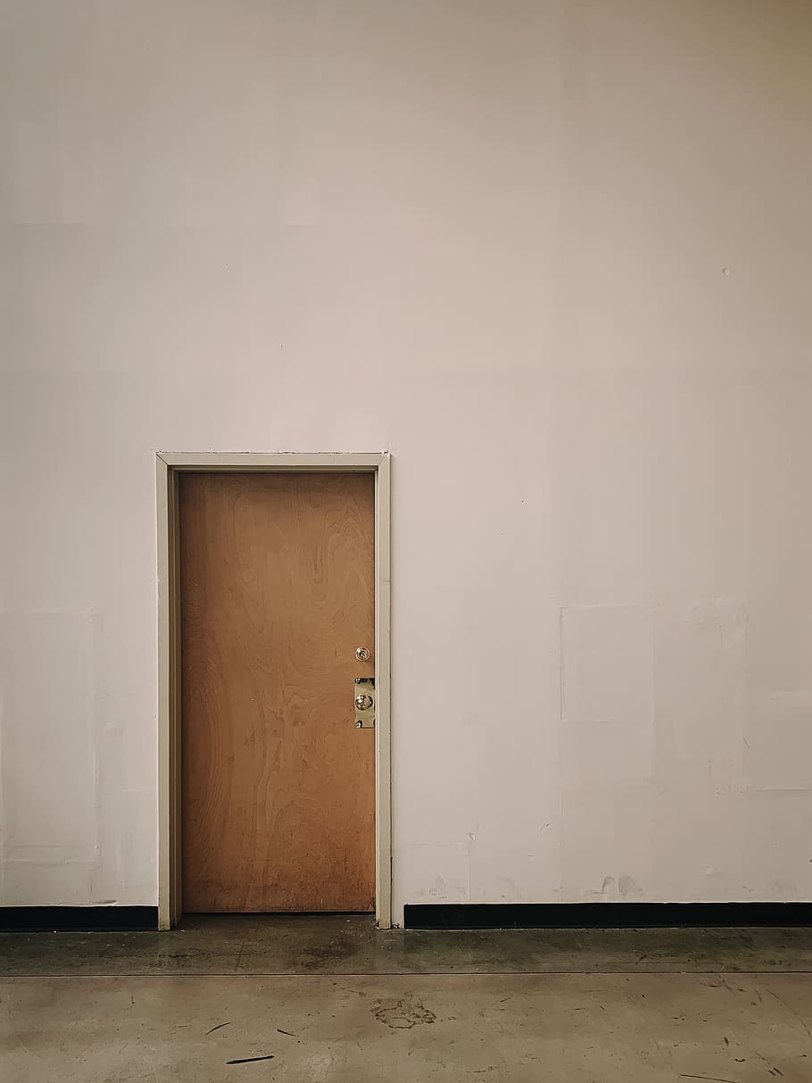 porta tancada, porta, pis, paret, sòls, ascensor, màquina, va parlar, fusta, adaptador, barana, porta corredissa, passadís, rentaplats, aparell, fusta dura, cilindre, mirall, porta plegable, llosa, funció de construcció de parets, entrada, arquitectura, estructura construïda, habitació domèstica, a l'interior, cap gent, edifici, còpia espai, dia, absència, casa, material de fusta, interior de casa, buit, abandonat, seguretat, millores per a la llar, 2K