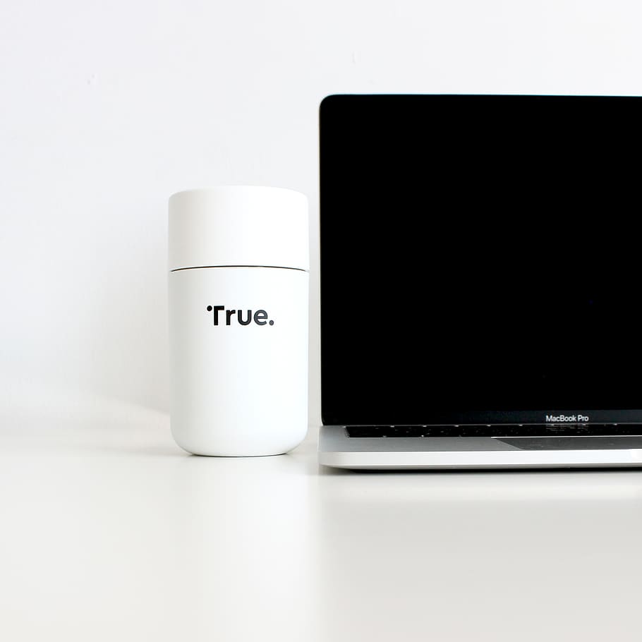 Silver MacBook Pro, text, tecnologia, comunicació, menjar i beguda, a l'interior, cap gent, tecnologia sense fils, fons blanc, Color blanc, tir de l'estudi, guió occidental, tassa, menjar, còpia espai, salut i medicina, ordinador, portàtil, primer pla, contenidor, beure, netejar, 2K