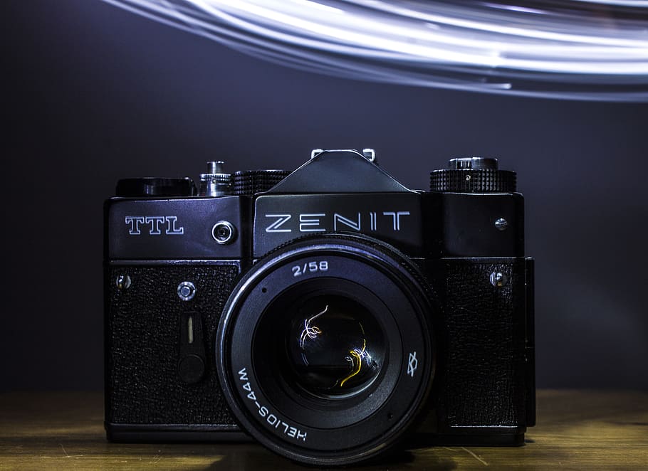 zenit, helios, sgabello, vecchio, luce, buio, divertimento, principiante, tecnologia, temi fotografici, macchina fotografica - attrezzatura fotografica, obiettivo - strumento ottico, attrezzatura fotografica, in casa, telecamera, avvicinamento, colore nero, singolo oggetto, nessuno, Camera digitale, natura morta, in stile retrò, lente - occhio, girato in studio, Fotografare, attrezzatura, tavolo, fotocamera reflex, color argento, vita notturna, 4K