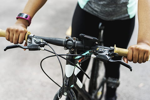 Mann, riding, svart, hvit, Terrengsykkel, handling, aktiv, aktivitet, eventyr, sykkel, sykkelhåndtak, biker, sykling, syklist, utstyr, Fitness, moro, hender, helse tracker, sunn, Hobby, fritid, livsstil, maskineri, sti, person, løp, rekreasjon, ri, rytter, smartklokke, sport, kjøretøy, iført, hjul, én person, menneskelig hånd, ekte folk, menn, hånd, transport, holding, midsection, transportmiddel, fokusere på forgrunnen, dag, land kjøretøy, menneskelig kroppsdel, styret, stående, utendørs, 5K, CC0, offentlig domene, opphavsrett gratis