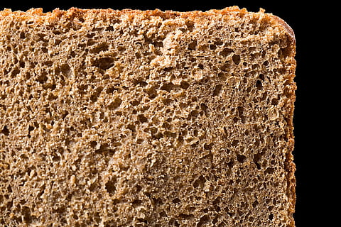 duona, pusryčiai, ruda, Iš arti, supjaustyti, Iškirpti, valgyti, maisto, šviežias, kepalas, valgio, niekas, mityba, vienas, gabalas, studija, tekstūra, glitimas, nėra žmonių, tekstūruotas, juodas fonas, patalpose, Maistas ir gėrimai, pobūdį, modelį, šiurkštus, visą kadrą, natiurmortas, fonas, metalo, ekstremalus artumas, gyvūnas, 720P, CC0, Viešasis domenas, nemokamai