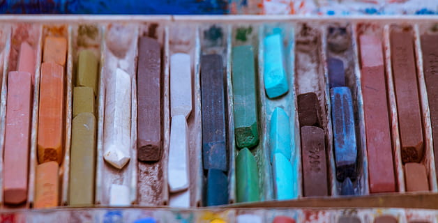 tizas de colores surtidos, nadie, de cerca, material de madera, enfoque selectivo, elección, en una fila, gran grupo de objetos, Al por menor, variación, adentro, día, centrarse en primer plano, multi color, abundancia, orden, antiguo, envase, mercado, comida y bebida, 5K, CC0, dominio público, libre de derechos