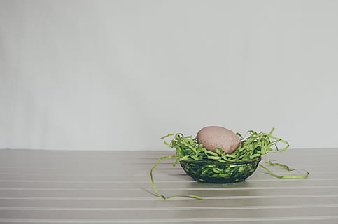 Pasqua, primavera, ou, rosa, pastel, verd, herba, blanc, espai, decoració, festa, color, simple, icona, ou de Pasqua, fons, menjar i beguda, menjar, benestar, alimentació saludable, frescor, a l'interior, vegetals, còpia espai, taula, tir de l'estudi, natura morta, color verd, aliments crus, cap gent, material de fusta, arrel vegetal, fruita, funció de construcció de parets, full, Color blanc, menjar vegetarià, 4K, CC0, domini públic, lliure de regalies