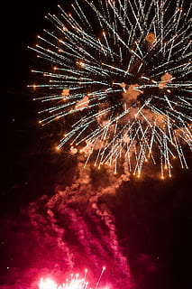 Feuerwerk, Nacht-, dunkel, Sommer-, Boom, Licht, Feuer, Feier, explodiert, beleuchtet, Veranstaltung, Bewegung, Kunst, Kultur und Unterhaltung, keine Leute, glühend, Langzeitbelichtung, Flachwinkelansicht, Himmel, Bewegungsunschärfe, Natur, draußen, Feuerwerk - künstliches Objekt, Rauch - physische Struktur, explosiv, Funken, Unterhaltungsveranstaltung, 5K, CC0, gemeinfrei, lizenzfrei