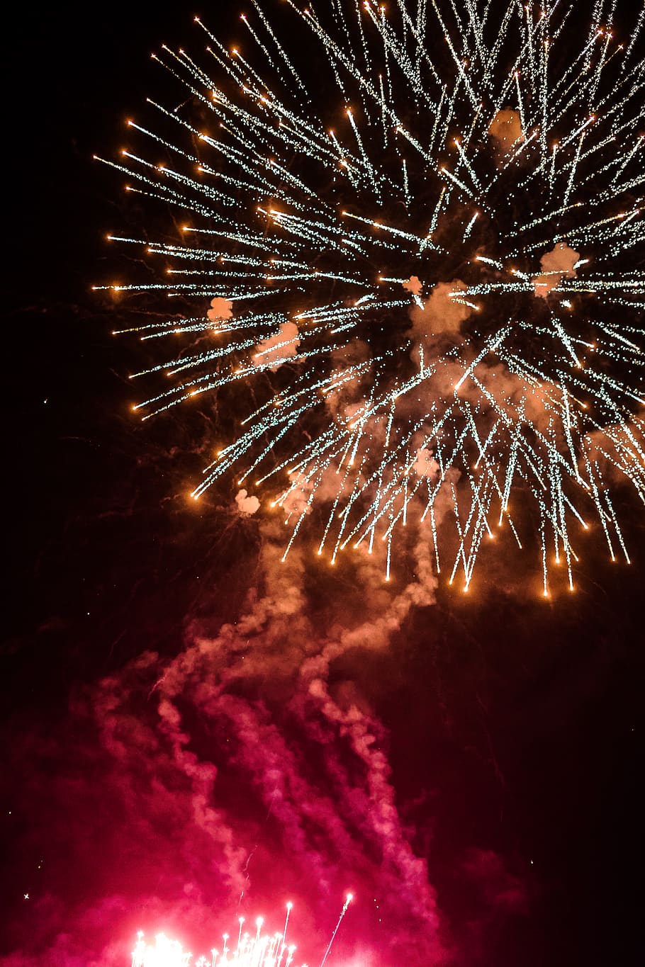 fuoco d'artificio, notte, buio, estate, boom, luce, fuoco, Fuochi artificiali, celebrazione, che esplode, illuminato, evento, movimento, cultura artistica e intrattenimento, nessuno, raggiante, lunga esposizione, Inquadratura dal basso, cielo, movimento sfocato, natura, all'aperto, fuochi d'artificio - Oggetto creato dall'uomo, fumo - struttura fisica, esplosivo, scintille, evento di intrattenimento, 5K