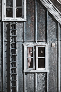 halvåbnet vindue, vindue, hjem indretning, dør, væg, lukker, gardin, gelænder, fængsel, vindueskygge, barn, teen, kvinde, pige, blond, tøj, beklædning, ærme, bygget struktur, bygning udvendig, arkitektur, glas - materiale, ingen mennesker, bygning, dag, træ - materiale, sikkerhed, beskyttelse, udendørs, lukket, hus, gennemsigtig, fuld ramme, vinduesramme, murbygningsfunktion, afspejling, 5K, CC0, offentligt domæne, royaltyfrie
