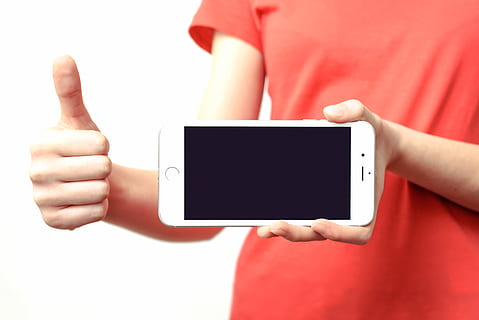 sidabro iPhone 6, ranka, skelbimas, komunikacijos, prietaisą, elektronika, gestas, rankas, žmogus, „iPhone“, asmuo, telefonas, nešiojamieji, pristatymas, raudona, išmanusis telefonas, technologijos, bevielis, belaidžio ryšio technologija, ūkyje, žmogaus ranka, ryšį, ekranas, vienas asmuo, midsection, žmogaus kūno dalis, nešiojamas informacijos įrenginys, rodoma, baltas fonas, studija, atsitiktinis apranga, liečiamas ekranas, suaugusiųjų, tuščias, skystųjų kristalų ekranas, 5K, CC0, Viešasis domenas, nemokamai