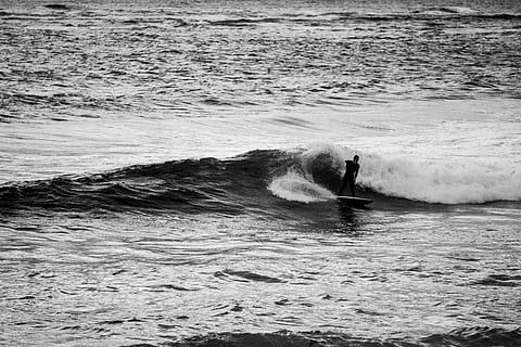 Surfen, Ozean, Wellen, Wind, Strand, Surfer, Meer, Wasser, Bewegung, Ufergegend, Welle, Sport, echte Menschen, Wassersport, Tag, Schönheit in der Natur, Menschen, Natur, Freizeitbeschäftigung, Lebensstile, draußen, Männer, zwei Menschen, 5K, CC0, gemeinfrei, lizenzfrei