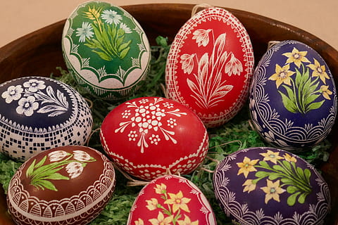 ou, ous, pintat, Pasqua, colorit, decoració, patró, cap gent, art i artesania, vista d’angle alt, motiu floral, natura morta, a l'interior, primer pla, grup d'objectes, menjar, festa, celebració, disseny, artesania, menjar i beguda, multicolor, vermell, grup mitjà d'objectes, 5K, CC0, domini públic, lliure de regalies