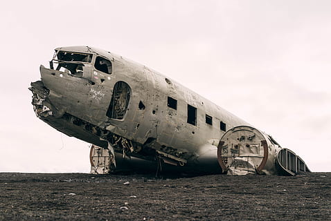 Ebene, verfallen, Flugzeug, zerfallen, verwittert, verlassen, Luftfahrt, abgestürzt, Korrosion, korrodiert, Rost, alt, Luftfahrzeug, Himmel, Transport, Transportmittel, Reise, Natur, Tag, obsolet, Land, Unfälle und Katastrophen, beschädigt, Absturz, keine Leute, ruiniert, Verschlechterung, draußen, Luft-und Raumfahrtindustrie, Marine, 5K