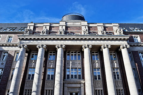 architettura, colonnare, costruzione, vecchio, pietra, storicamente, storia, statue, scultura, arte, Luoghi di interesse, Tribunale, Düsseldorf, Hotel, monumento, figura, opera d'arte, figura di pietra, struttura costruita, esterno dell'edificio, colonna architettonica, governo, città, Inquadratura dal basso, cielo, destinazioni di viaggio, nessuno, blu, il passato, facciata, natura, giorno, finestra, viaggio, all'aperto, colonnato, neoclassico, palazzo di giustizia, 5K, CC0, dominio pubblico, privo di copyright