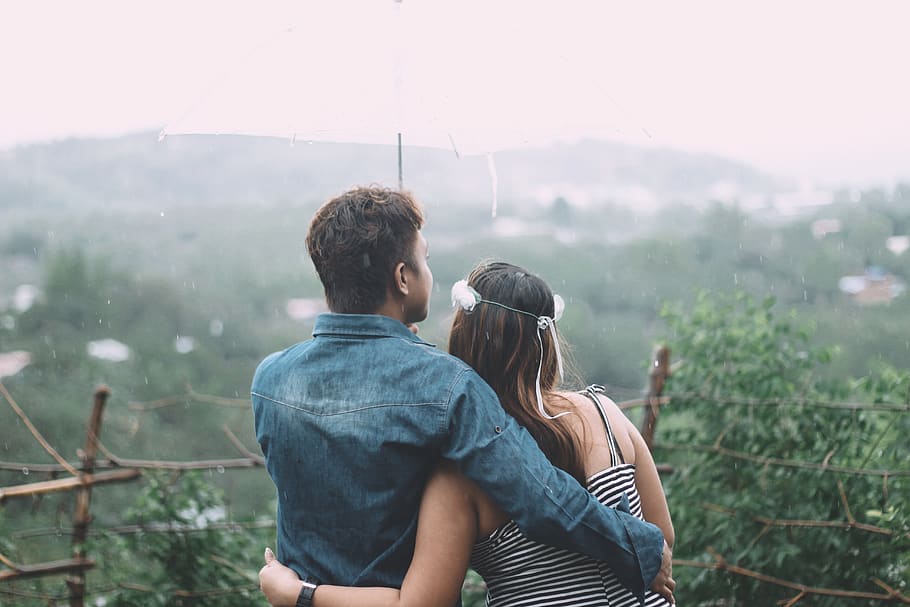 home, dona abraçant-se, parella, gent, plovent, dona, persones reals, unió, vista del darrere, activitat d'oci, dues persones, estils de vida, homes, roba casual, naturalesa, dia, planta, adult, emoció, emoció positiva, amor, centrar-se en primer pla, home jove, cintura cap amunt, a l'aire lliure, parella - relació, fill, al voltant del braç, 5K
