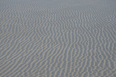 zand, rimpelingen, structuur, patroon, achtergronden, land-, volledig kader, geen mensen, golfpatroon, natuurlijk patroon, natuur, strand, kalmte, schoonheid in de natuur, landschap, getextureerde, dag, zandduin, scenics - natuur, woestijn, milieu, hoge hoekmening, droog klimaat, buitenshuis, klimaat, semi-aride, laagtij, 4K, CC0, publiek domein, royaltyvrij