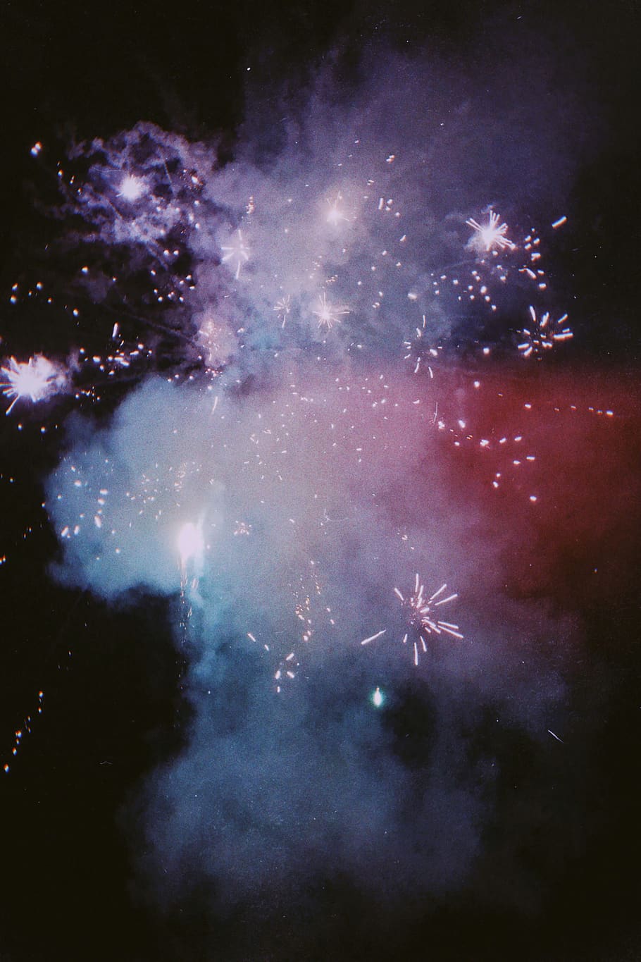 focs artificials a la nit, naturalesa, a l'aire lliure, nit, espai exterior, espai, univers, astronomia, llum, flamarada, nebulosa, animal, invertebrat, insecte, focs artificials, cel estrellat, Via Làctea, vida nocturna, cometa, eclipsi, Eclipse de lluna, il·luminat, exhibició de focs artificials, cel, celebració, moviment, explosió, exposició llarga, cultura i entreteniment artístic, cap gent, brillant, esdeveniment, fum - estructura física, moviment borrós, focs artificials - objecte fet per l'home, estrella - espai, vista d’angle baix, explosiu, 4K