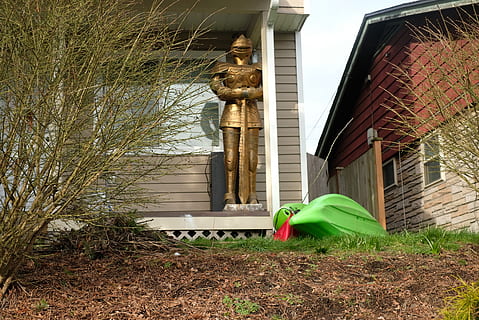 Wache stehen, Gebäudehülle, die Architektur, Pflanze, gebaute Struktur, Gebäude, Tag, keine Leute, Natur, Baum, Haus, grüne Farbe, Gras, Darstellung, draußen, menschliche Darstellung, Statue, Skulptur, Wachstum, Flachwinkelansicht, Kunst und Handwerk, 4K, CC0, gemeinfrei, lizenzfrei