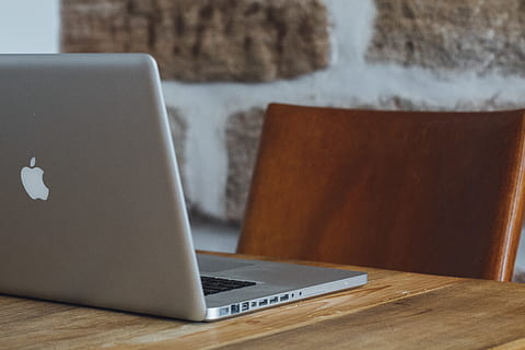 kancelář, počítač, tvořivý, technologie, lavice, práce, jablko, návrhář, laptop, plocha počítače, pracoviště, společnost, design, podnikání, Setkání, začít, zakladatel, kopí, grafický, bezdrátové technologie, sdělení, spojení, nábytek, uvnitř, Internet, stůl, pomocí přenosného počítače, přenosnost, počítačová síť, domácí místnost, obývací pokoj, pohodlí, nikdo, gauč, dřevo - materiál, detail, moderní, dřevo, 5K, CC0, veřejná doména, bez autorských práv